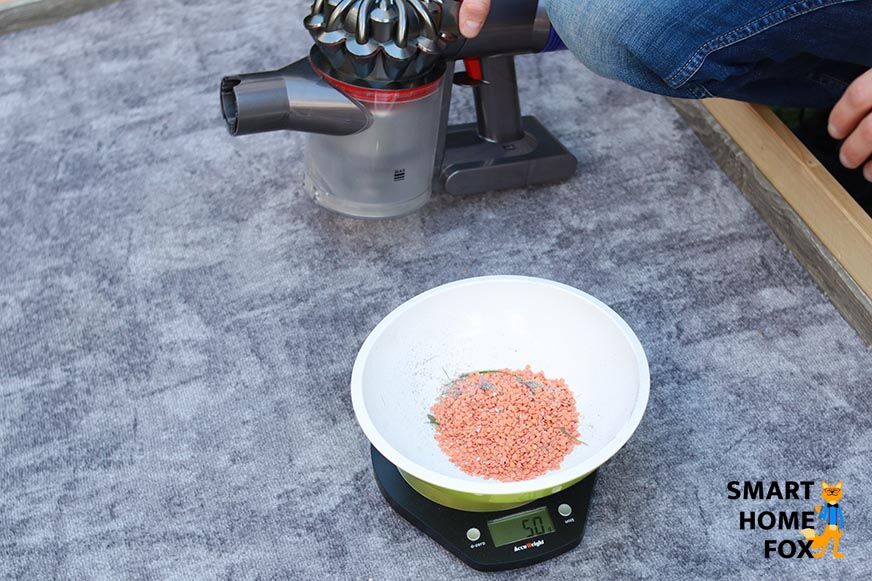 Weighing the dirt for the cleaning test